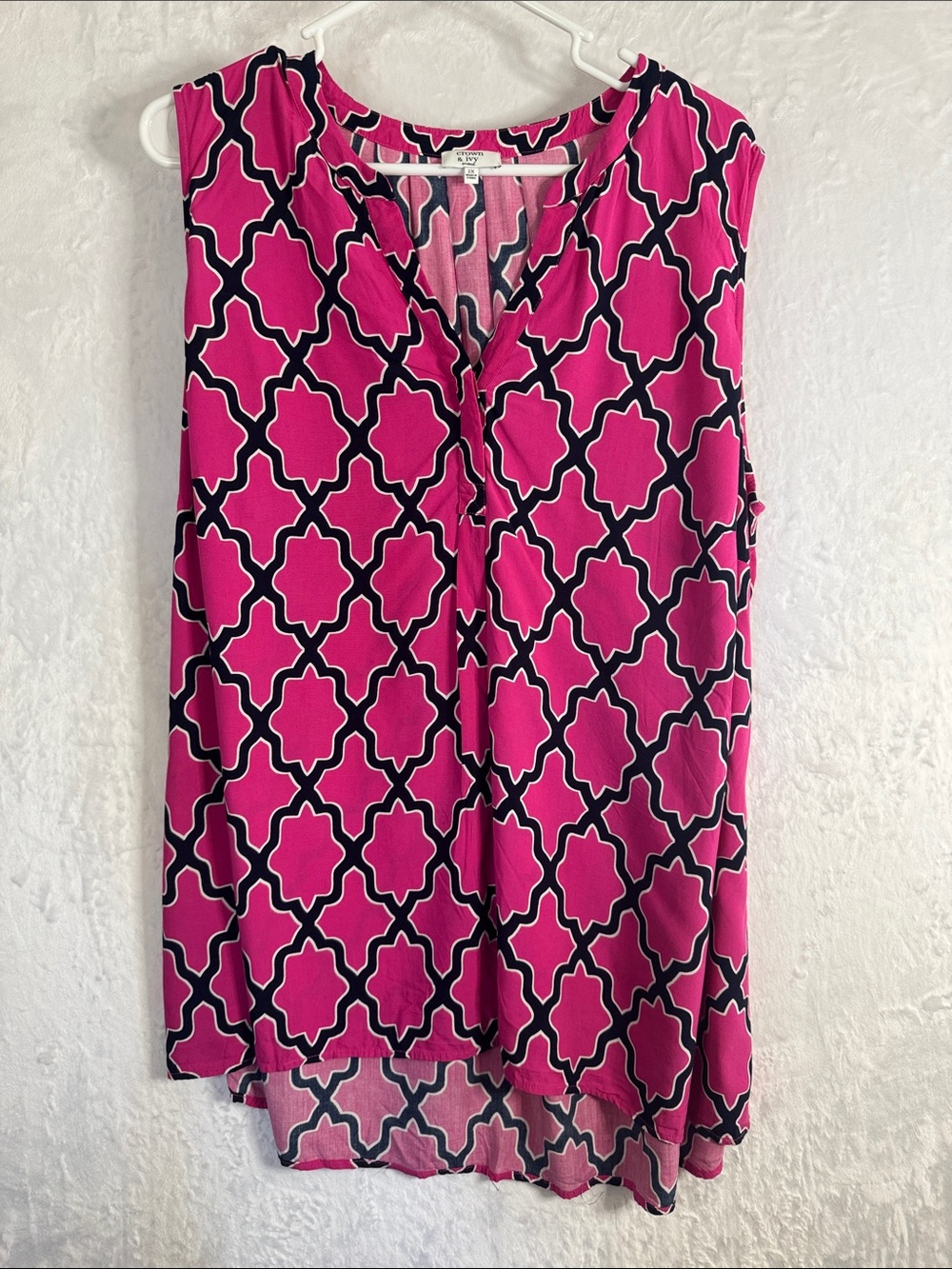 Crown & Ivy 2x Sleeveless Pink Geometric Print Women’s Top